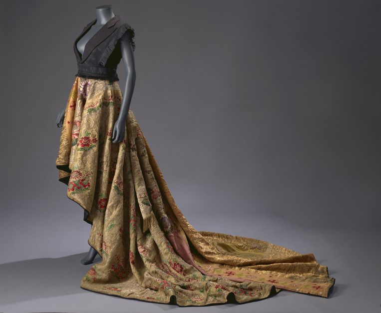 De ‘Freedom Dress’ van textielstukken uit islam, christendom en ­jodendom. Beeld Karim Adduchi, Freedom Dress, 2021. Collectie: Amsterdam Museum 