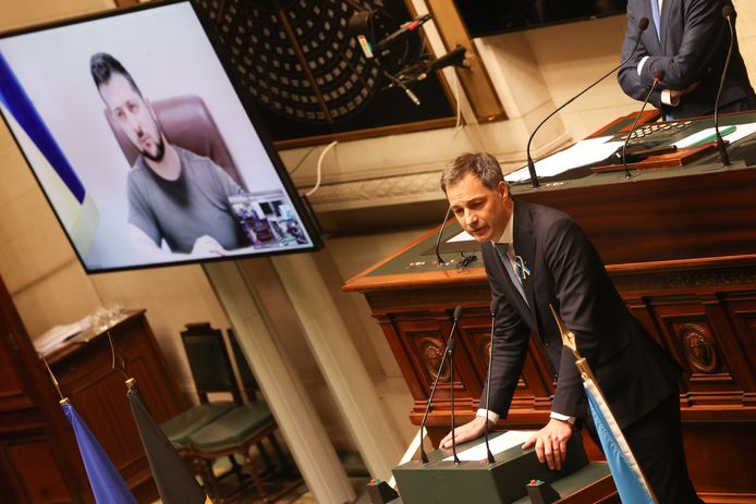 Premier De Croo tijdens de videotoespraak van de Oekraïense president Zelensky in het Belgisch parlement op 31 maart