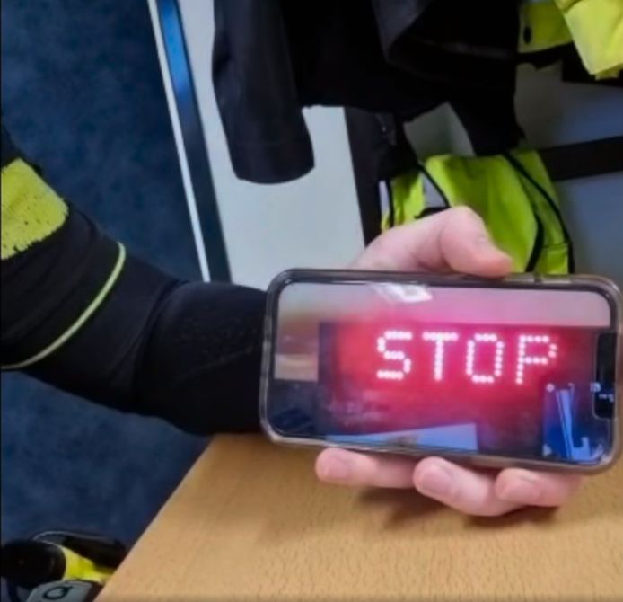 Jongemannen geven wildvreemde een stopteken op Amersfoortseweg in Nijkerk.