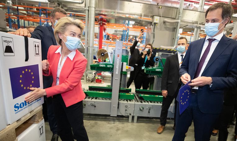 Ursula von der Leyen in april 2021, tijdens een bezoek aan de fabrieken van Pfizer. Beeld Benoit Doppagne / Belga