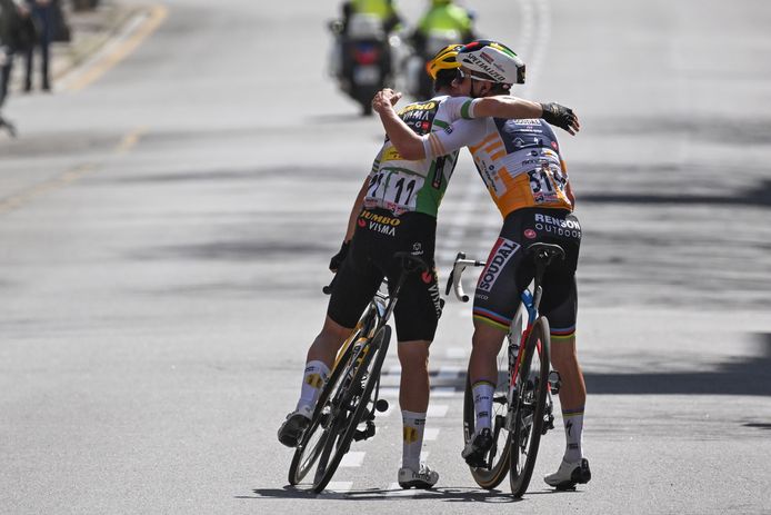 Primoz Roglic (l) en Remco Evenepoel omhelzen elkaar.