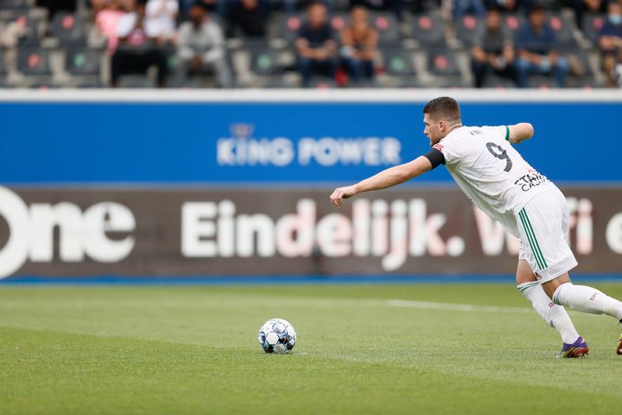 Thomas Henry legt aan voor z'n strafschop.