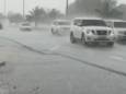 Auto's trotseren de hevige regenbuien in het emiraat Duabi.