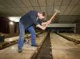 Pim is in Hilvarenbeek bezig om houten bowlingbanen van de sloopkogel te redden.