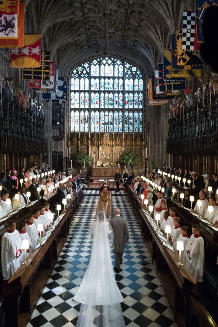 Meghan en Charles lopen door Windsor Castle.