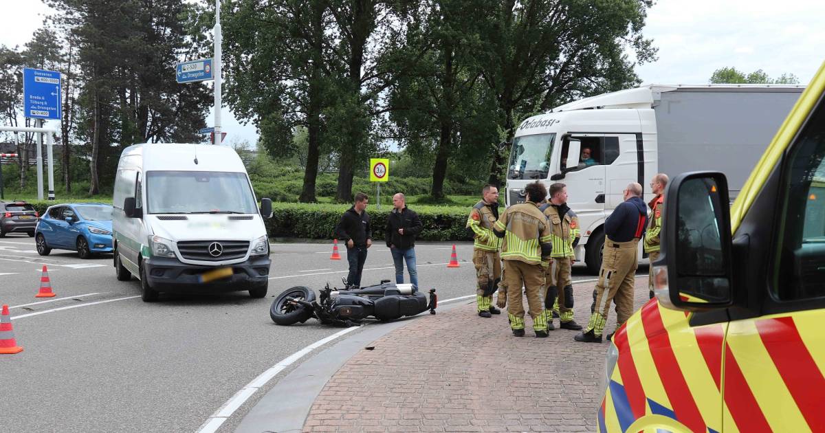 Motorrijder gewond door aanrijding met bestelbus in Waalwijk, zes dagen oude Harley-Davidson zwaar beschadigd.