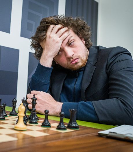 Omstreden schaakgrootmeester Hans Niemann zou in 100 onlinepartijen hebben valsgespeeld