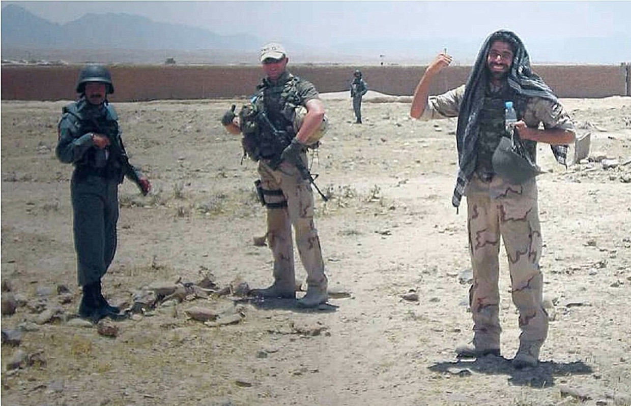 Abdul Ghafoor Ahmadzai (rechts) was als legertolk van Nederland in Afghanistan te zien in een reportage van de BBC. Beeld Petities.nl
