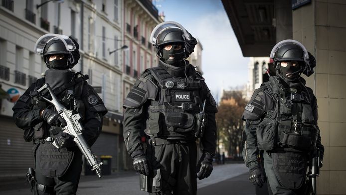 Een politieteam tijdens de inval in Saint Denis.