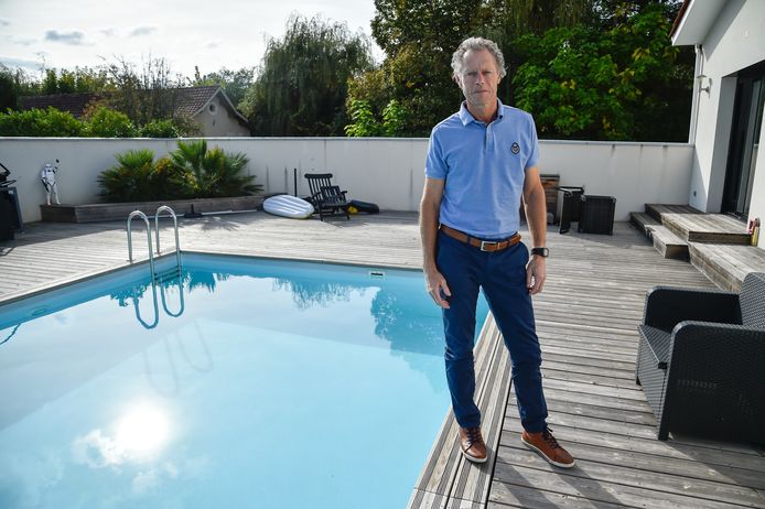 Preud'homme aan het zwembad van zijn villa in Bordeaux.