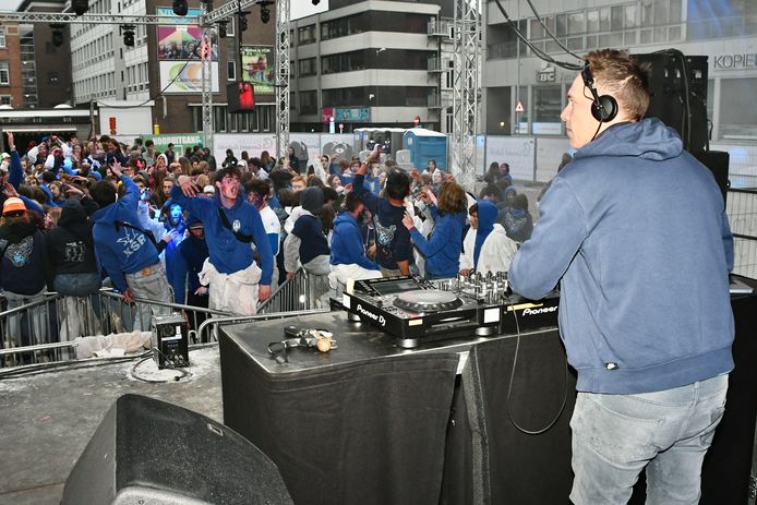 In Roeselare vierden ze de 50 dagen in plaats van de 100 dagen. De jongeren gingen vanaf 6u 's morgens uit de bol op het Polenplein.
