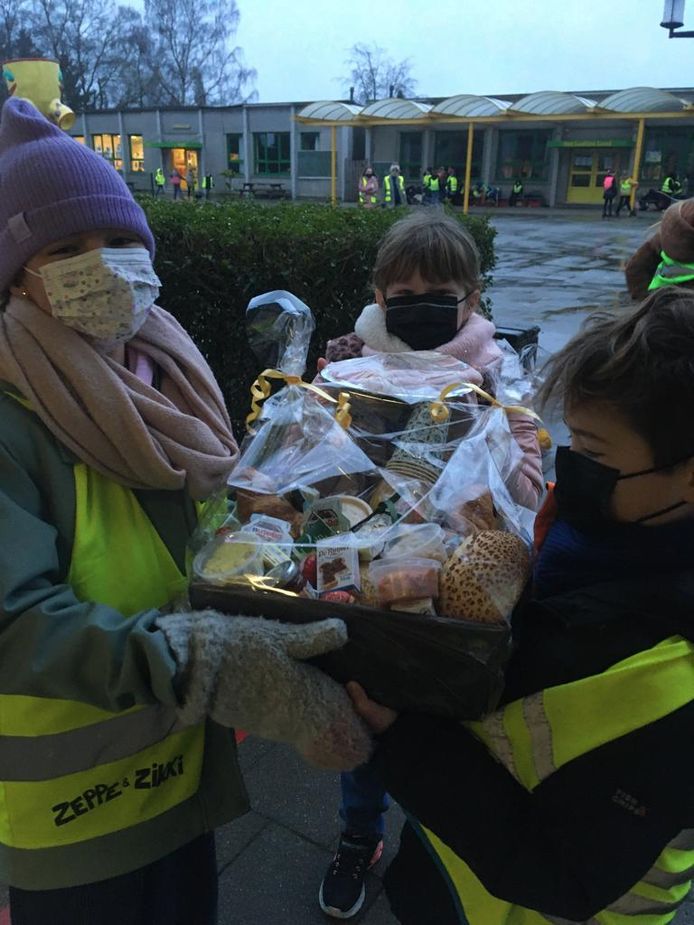 Karen Vanderecyken en Jimmy Janssen werden door de leerlingen en de leerkrachten van Go! Invento Basisschool De Brug in de bloemetjes gezet.