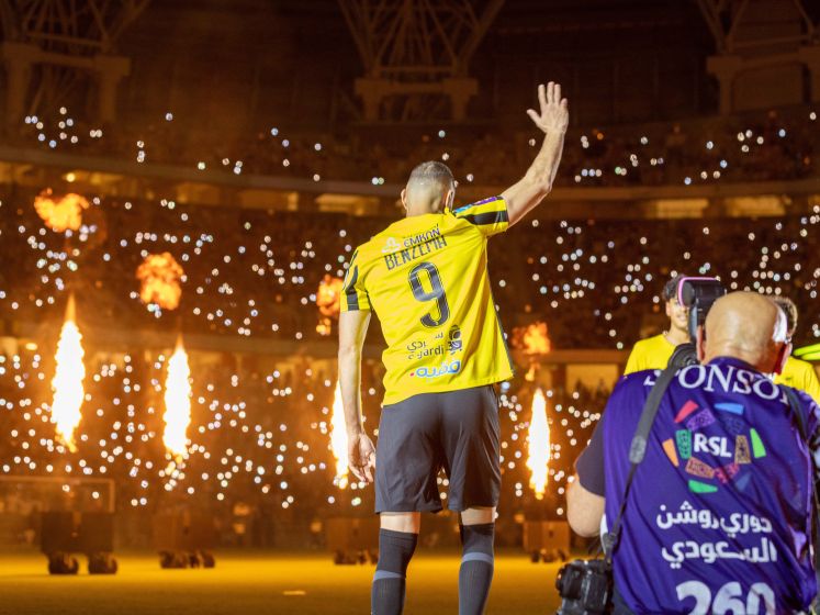 Man van 200 miljoen per jaar: Benzema gepresenteerd in bomvol stadion