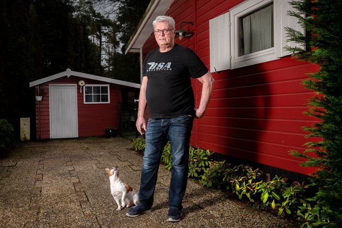 Ton van de Rijt, hier met zijn hond Jip, is een van de Oisterwijkers die met handhaving te maken heeft: hij mag wel recreëren maar niet wonen op chaletpark Rustiek.
