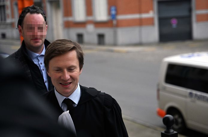 Manu Appeltans arriveert aan de rechtbank met voorop zijn advocaat Louis De Groote.