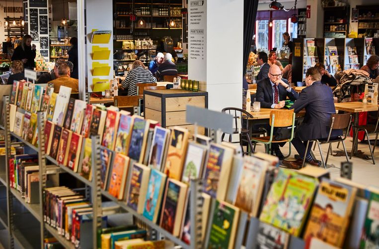 Bibliotheken zijn veel meer dan een boekenuitleenbalie geworden. Ontmoeting en debat is tegenwoordig een centrale functie van de bieb. Beeld Hollandse Hoogte