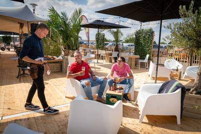 Dit parkeerdek in Elst is omgetoverd tot beachclub; vakantiegevoel opsnuiven tussen de palmen