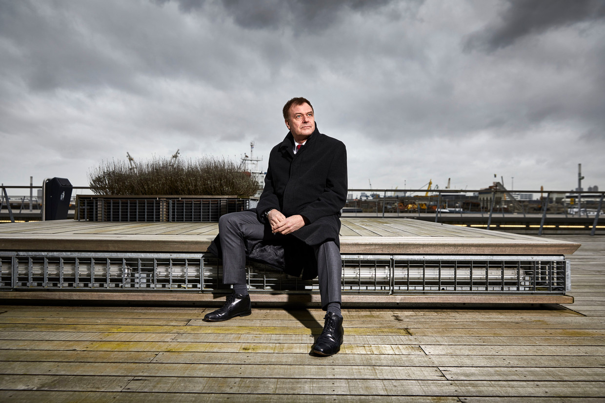 Hoofdofficier van justitie Marc van Nimwegen bij de Waalhaven in Rotterdam. Beeld Hollandse Hoogte / Jan de Groen