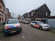 Politie in de Esstraat in Enschede, waar 5 personen werden opgepakt.