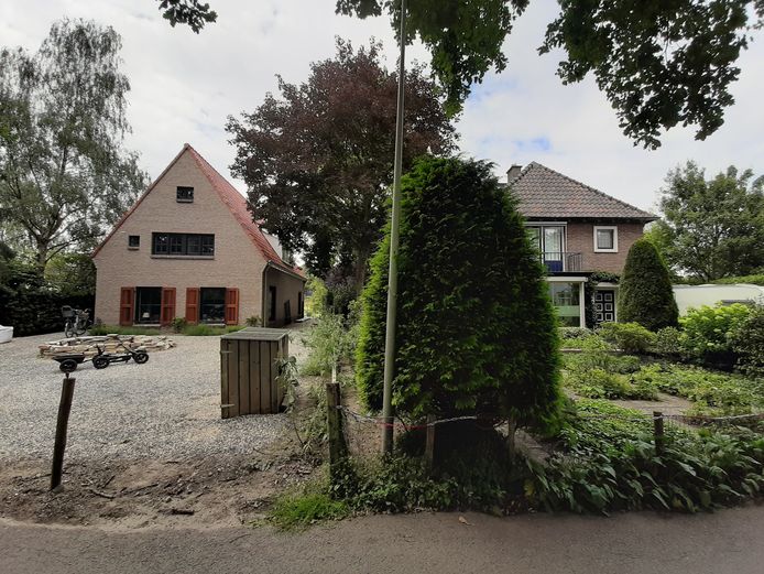 Het nieuwbouwhuis aan de Wijhendaalseweg (links) staat te dicht bij het huis van mevrouw De Vries (rechts), zegt de zoon van mevrouw De Vries.