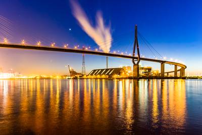 Vrouw met hoogtevrees durft brug niet over en zet auto in achteruit