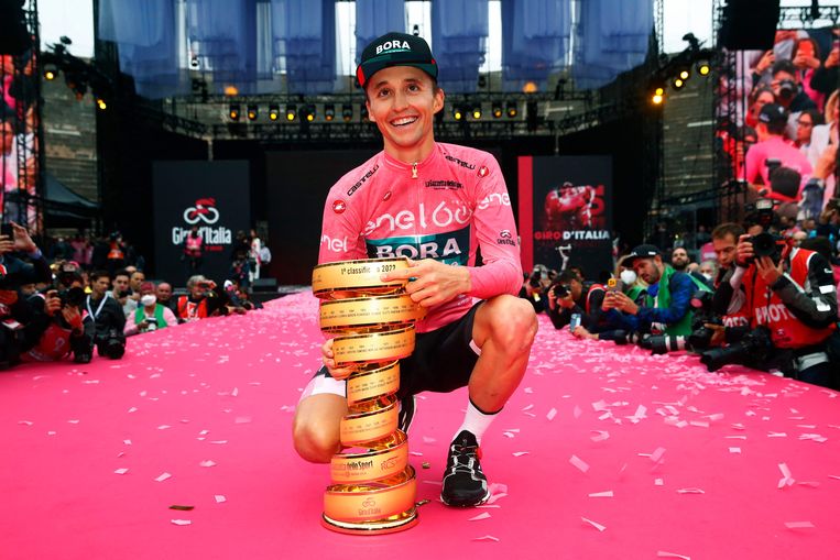 Jai Hindley poseert met de Trofeo Senza Fine in Verona. Beeld AFP
