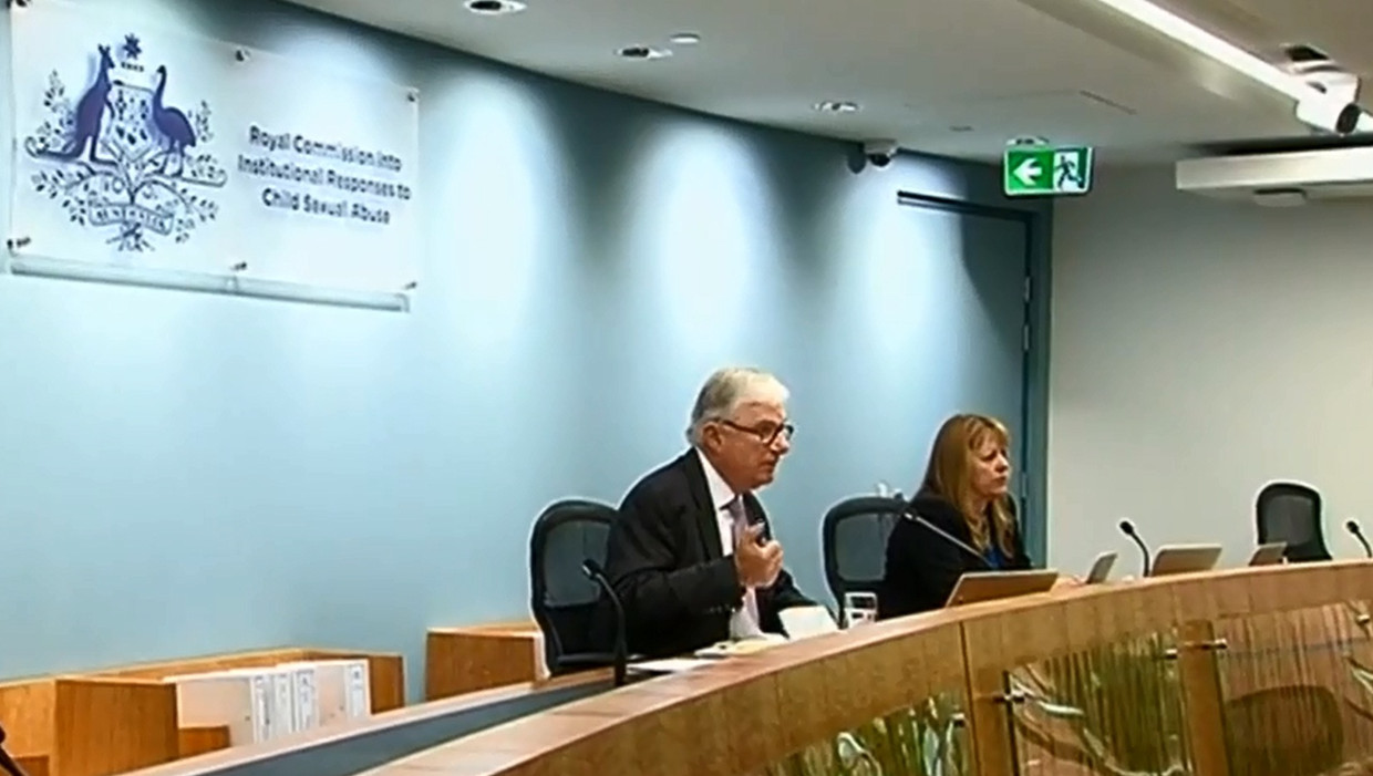 Rechters Peter McClellan en Helen Milroy van de Australische onderzoekscommissie. Beeld Still van Youtube