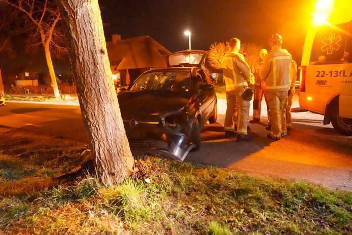 In Heusden (gemeente Asten) is een auto op een boom gebotst.