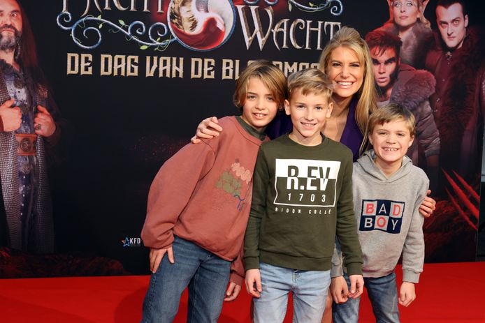 "Ik ben jaloers op de wenkbrauwen van Keelin", lacht voormalig Miss Belgian Beauty Nele Somers met naast zich zoon Raphaël, neef Louis en vriendje Jake.