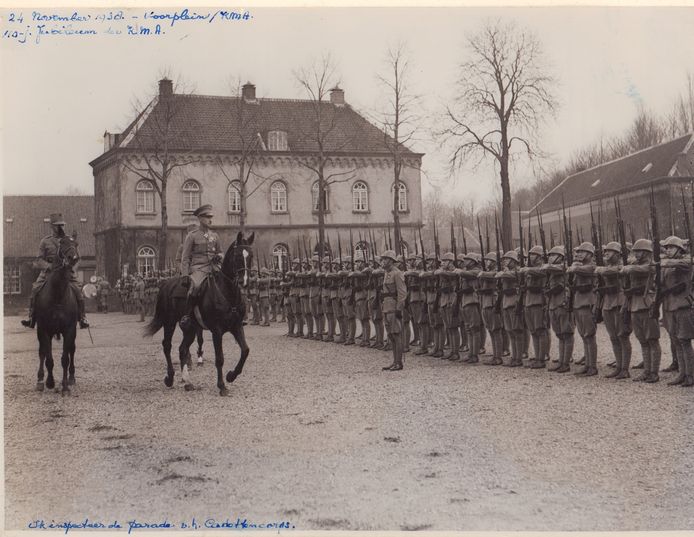 KMA-gouverneur Hugo baron van Lawick inspecteert het cadettencorps in 1938.