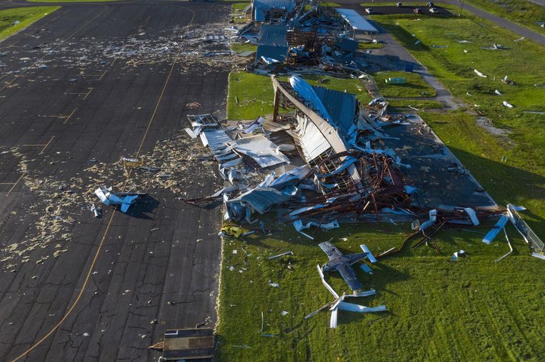 Het natuurgeweld veegde de luchthaven van Sulphur in Lousiana van de kaart. Beeld REUTERS