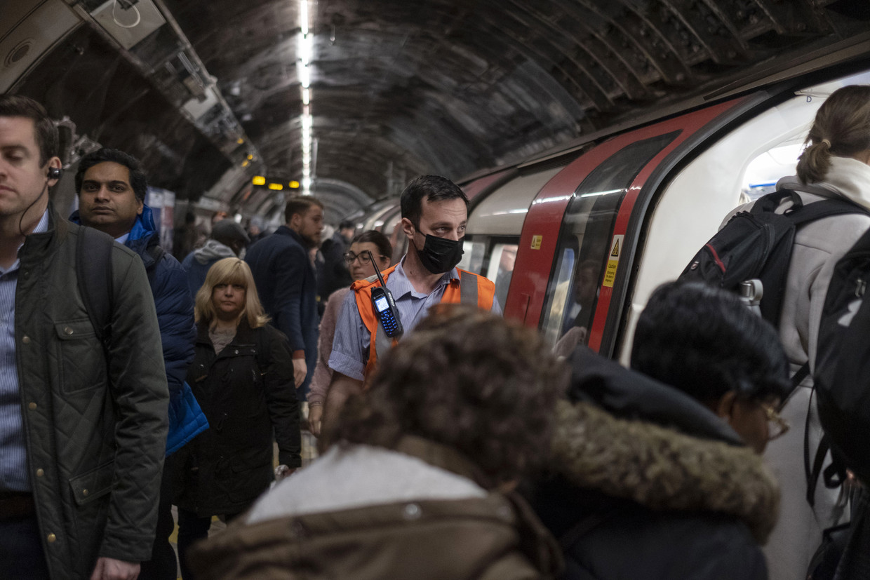 Grote groepen hebben geen andere keus dan het openbaar vervoer te nemen naar het werk, zoals hier in Londen nog voor alle coronamaatregelen. Beeld Bloomberg via Getty Images