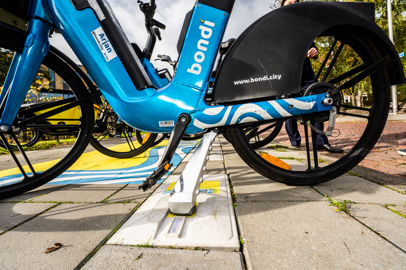Je elektrische fiets opladen aan een stoeptegel? Dat kan voortaan echt in Arnhem Foto AD.nl