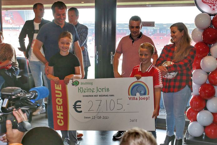 Enschede - Stichting Kleine Joris Villa Joep bij FC Twente met cheque
Foto Jacqueline Schuitert-Fokkens