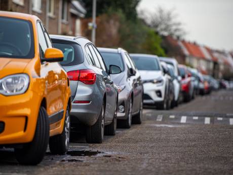 Overal betaald parkeren? Amersfoort past na storm van kritiek plannen aan (en dit betekent het voor jou)