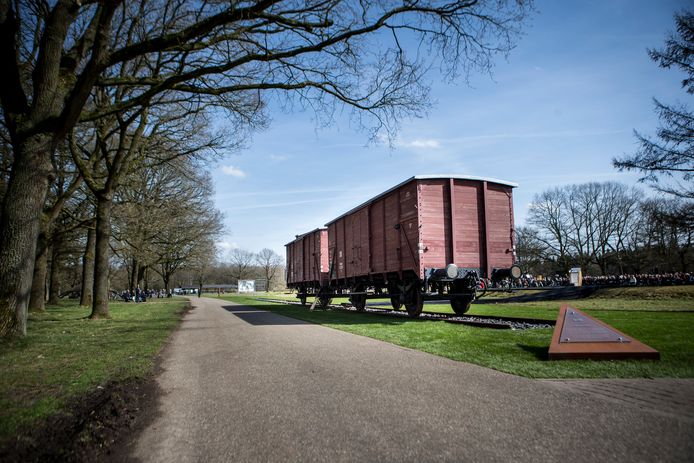 Twee originele goederenwagons op het herinneringscentrum Kamp Westerbork.