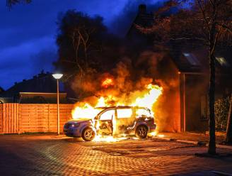 Politie evacueert bewoners vanwege hevig brandende auto naast woning in Emmeloord