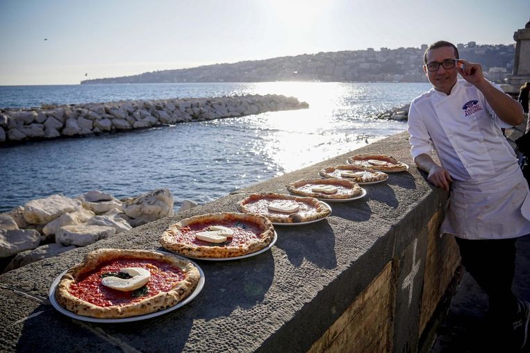 De Italiaanse chefkok Gino Sorbilla toont traditionele pizza's in Napels. Beeld epa