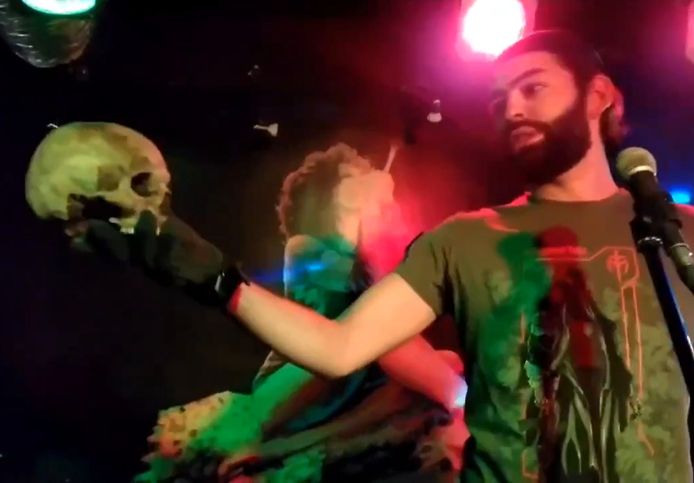 Un extrait de la vidéo dans laquelle Igor Mangushev brandit un crâne ukrainien tel un trophée.