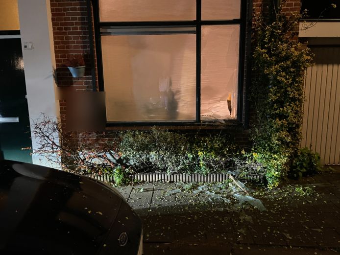 De woning heeft door de explosie schade opgelopen.