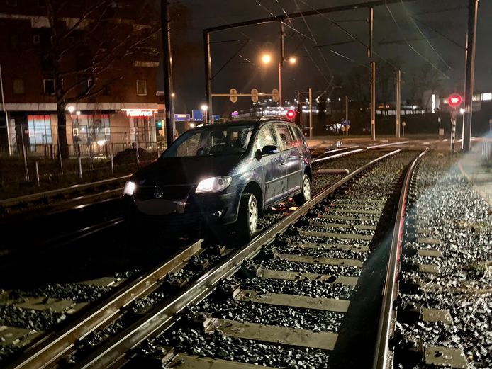 Automobilist rijdt spoor op bij Cityplaza in Nieuwegein.