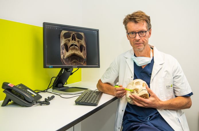 Le chirurgien buccal Christophe De Foer montre où les articulations des mâchoires se brisent.