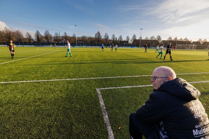 Jan Jonkers zit na de 1-0 overwinning van zijn ploeg op Creil-Bant voorlopig stevig in het zadel bij de dorpsclub in de vierde klasse.