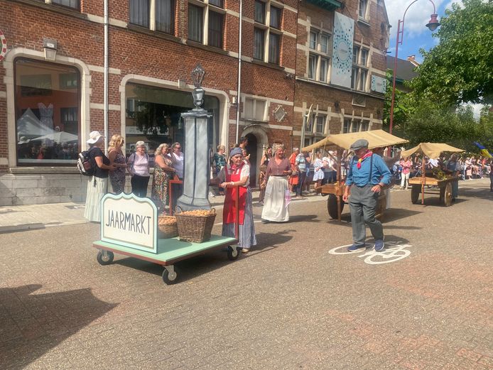 Folklorestoet brengt ambiance naar de stad | Aarschot | hln.be
