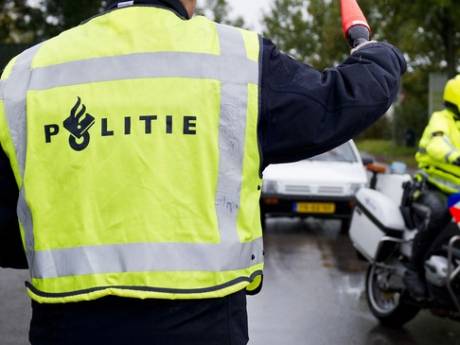 De agent kan nóg net op tijd wegspringen, als V. (50) het gaspedaal flink intrapt: ‘Heel ernstig’ 