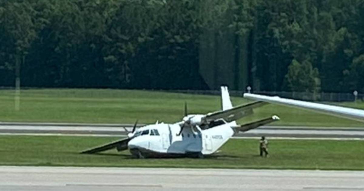 Il copilota salta fuori dall’aereo per un atterraggio di emergenza e muore  All’estero