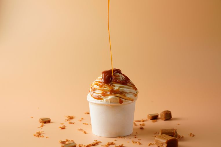 Product photoshoot of caramel gelato ice cream Beeld Getty Images/iStockphoto