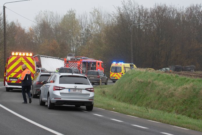 Politie en brandweer hebben de weg afgesloten voor alle verkeer.