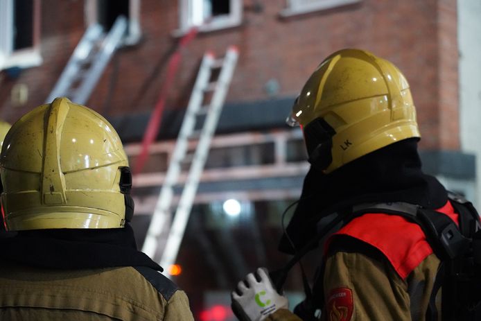 Bij de zeer grote woningbrand in de Kardinaal van Rossumstraat in Dongen viel één dode. Meerdere andere personen raakten gewond.