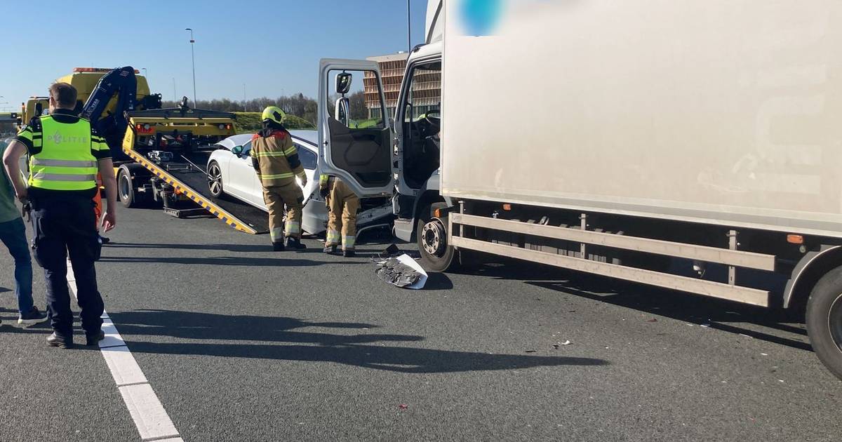 Ongeval met meerdere voertuigen op A2 bij knooppunt Empel, twee rijstroken dicht richting Utrecht.